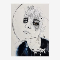 Portrait noir et blanc au trait d'un visage aux yeux expressifs, surmonté d'une profusion de petits personnages esquissés.