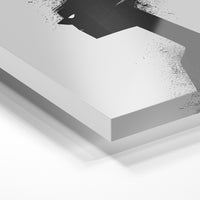 Gros plan de la matière : le tirage sous verre acrylique, tranche transparente visible.