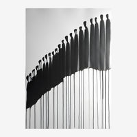 Composition minimaliste noir et blanc présentant une série de silhouettes humaines en ombre qui augmentent progressivement.