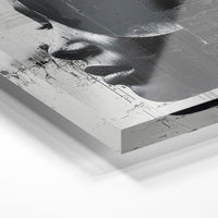 Gros plan de la matière : le tirage sous verre acrylique, tranche transparente visible.
