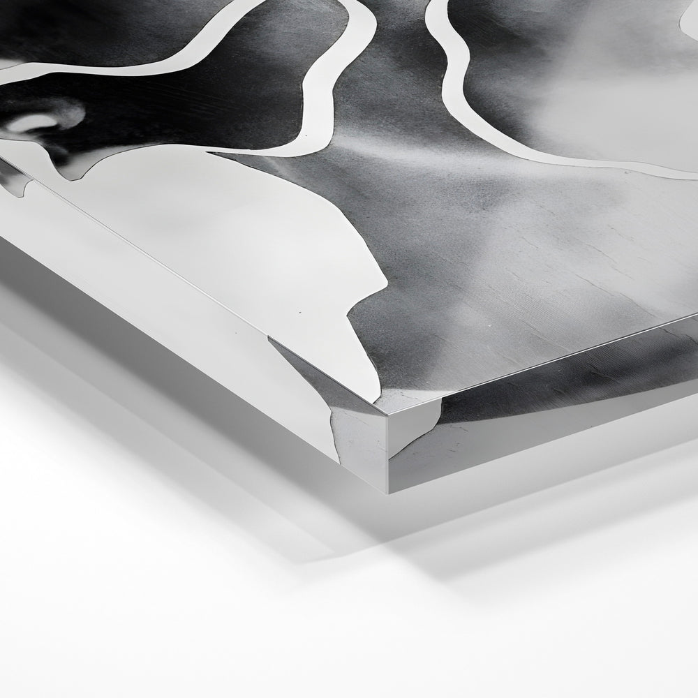 Gros plan de la matière : le tirage sous verre acrylique, tranche transparente visible.