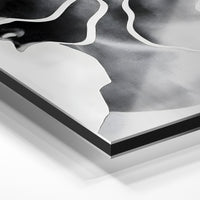 Gros plan du relief : la surépaisseur d'encre en lumière rasante sur aluminium Dibond.