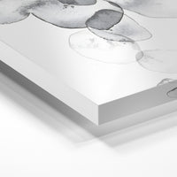 Gros plan de la matière : le tirage sous verre acrylique, tranche transparente visible.