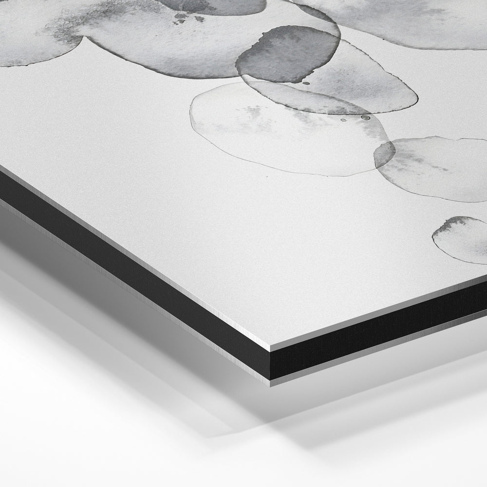 Gros plan de la matière : le tirage contrecollé sur aluminium Dibond mat, tranche visible.