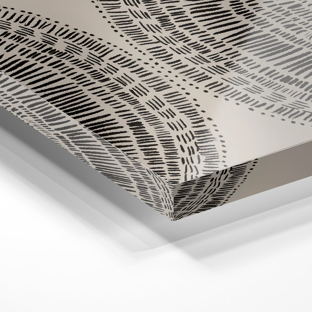Gros plan de la matière : le tirage sous verre acrylique, tranche transparente visible.