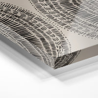 Gros plan de la matière : le tirage sous verre acrylique, tranche transparente visible.