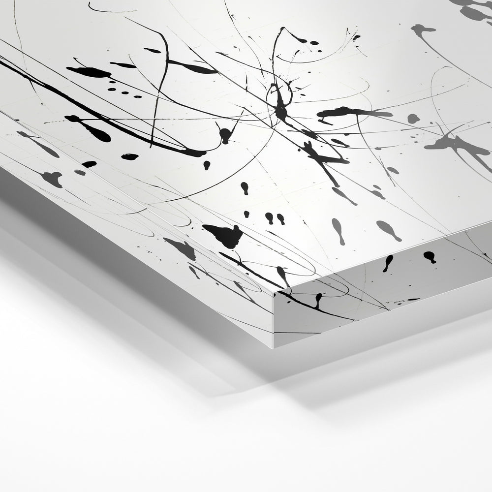 Gros plan de la matière : le tirage sous verre acrylique, tranche transparente visible.