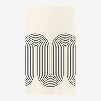 Affiche minimaliste présentant deux formes géométriques d'arcs concentriques en lignes noires sur fond beige clair.
