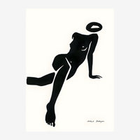 Silhouette féminine allongée en noir avec contours épurés et un nimbe au-dessus de la tête, sur fond beige clair.