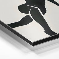 Gros plan de la matière : le tirage contrecollé sur aluminium Dibond mat, tranche visible.