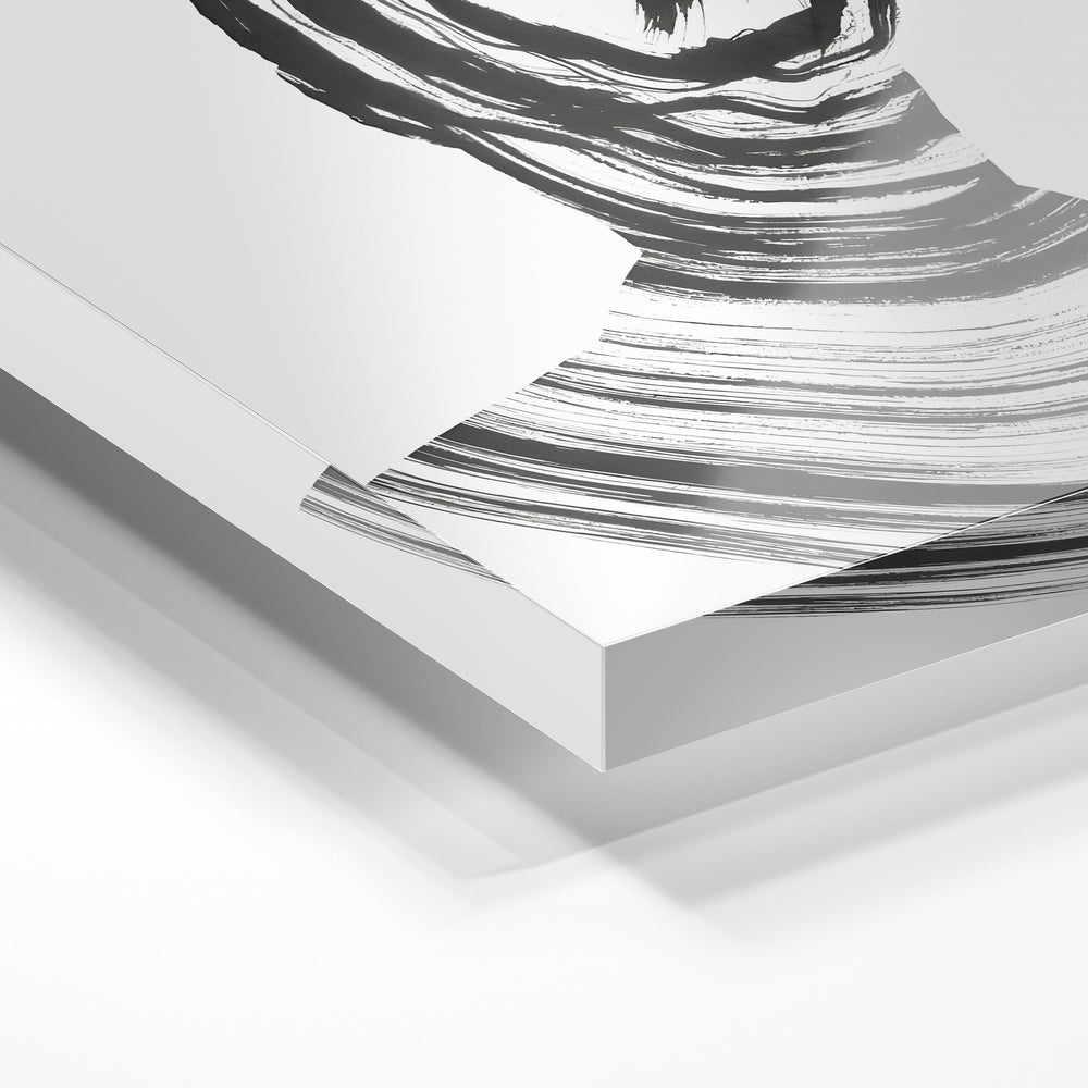 Gros plan de la matière : le tirage sous verre acrylique, tranche transparente visible.
