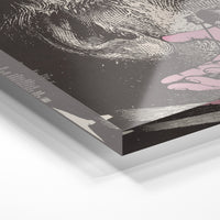 Gros plan de la matière : le tirage sous verre acrylique, tranche transparente visible.