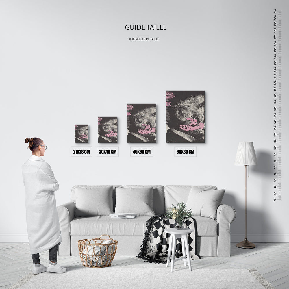 Guide des tailles : le tirage présenté dans ses 4 formats de vente, à l'échelle réelle sur un mur de salon, avec une règle en centimètres.