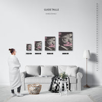 Guide des tailles : le tirage présenté dans ses 4 formats de vente, à l'échelle réelle sur un mur de salon, avec une règle en centimètres.