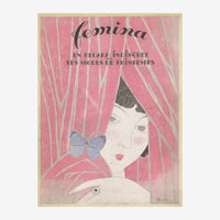 Portrait stylisé d'une femme en profil aux traits épurés, portant un nœud bleu, sur fond de drapés rose avec texte Femina.