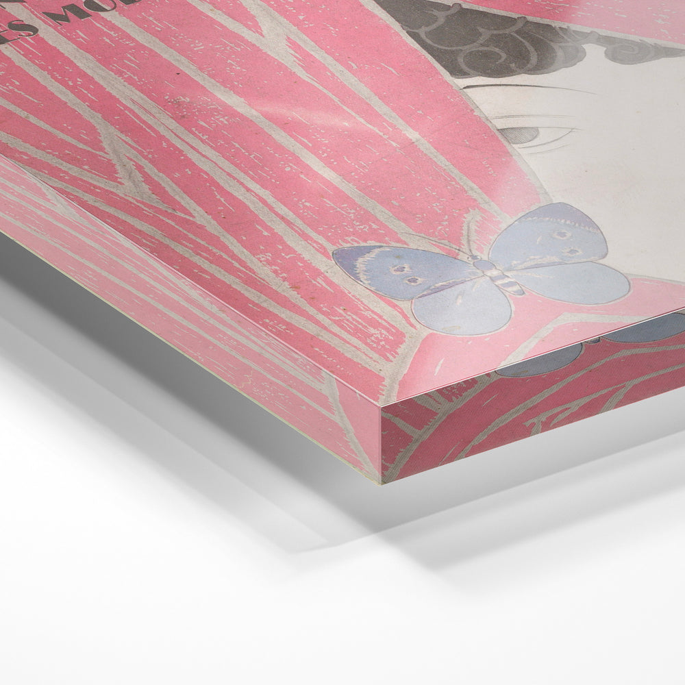 Gros plan de la matière : le tirage sous verre acrylique, tranche transparente visible.