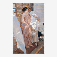 Deux femmes vêtues de robes fluides roses et blanches sur une terrasse en bois face à la mer, avec du linge blanc qui sèche.