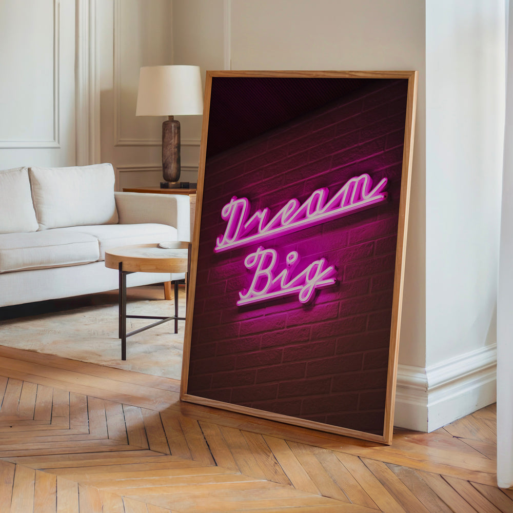 Le tableau accroché en situation dans un intérieur meublé.