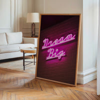 Le tableau accroché en situation dans un intérieur meublé.