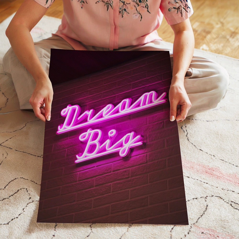 L'impression présentée en poster, sans encadrement, sur un mur neutre.
