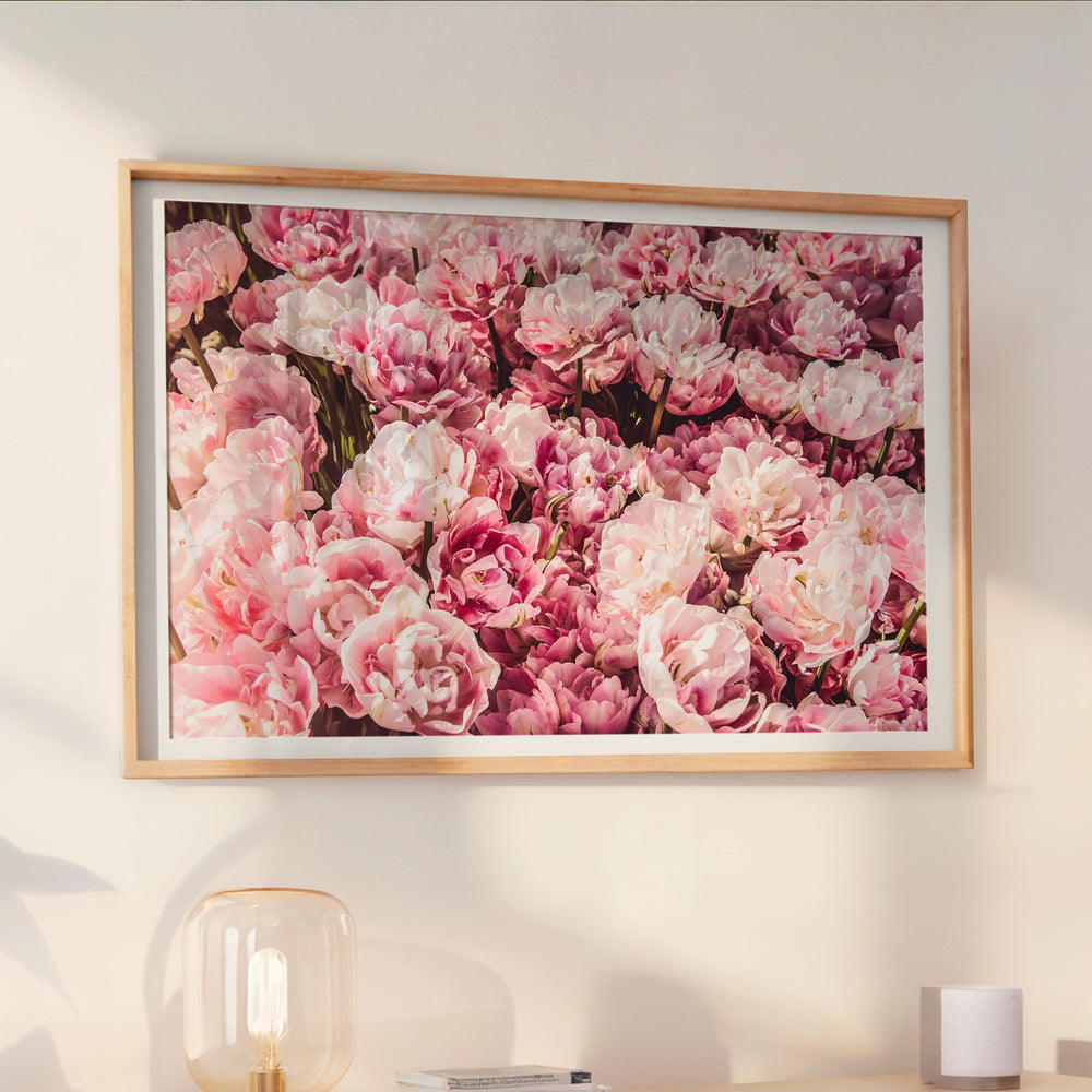 Le tableau accroché en situation dans un intérieur meublé.