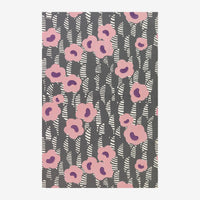 Motif répétitif de fleurs roses avec cœurs violets parsemées parmi des bandes verticales de graminées rayées blanches et.