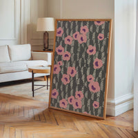 Le tableau accroché en situation dans un intérieur meublé.
