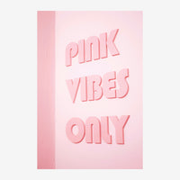 Affiche avec texte « Pink Vibes Only » en lettres roses en relief sur fond rose poudreuse, style typographique rétro.
