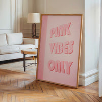 Le tableau accroché en situation dans un intérieur meublé.