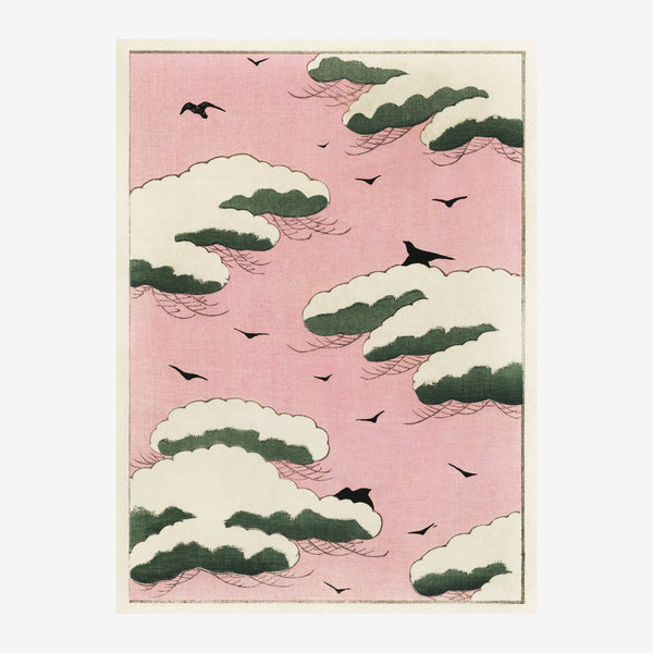 Un ciel rose avec des nuages blancs et verts, traversé par plusieurs oiseaux noirs en vol.