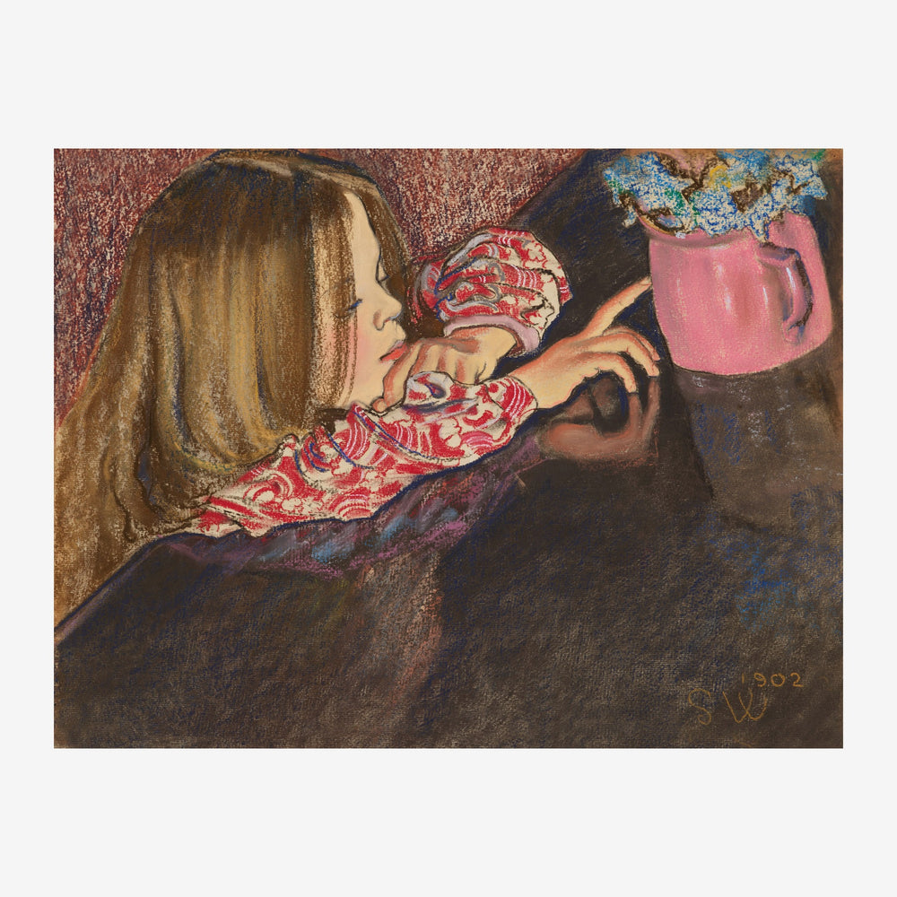 Une femme aux cheveux dorés porte un enfant en robe rouge et blanc à motifs, devant des tons gris et marron avec une plante.