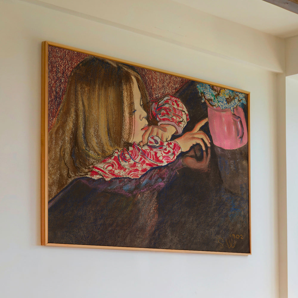Le tableau accroché en situation dans un intérieur meublé.