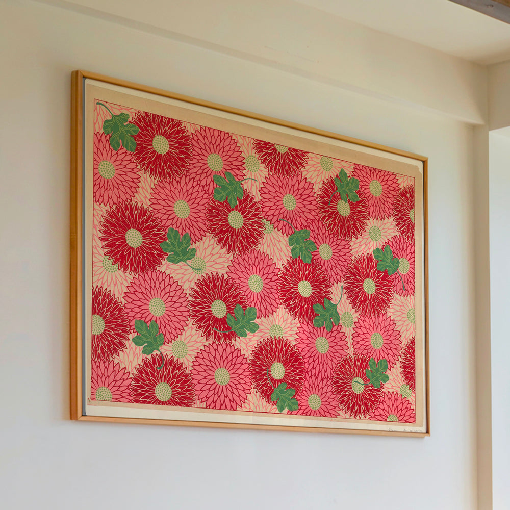 Le tableau accroché en situation dans un intérieur meublé.