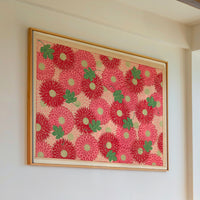 Le tableau accroché en situation dans un intérieur meublé.