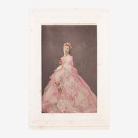Portrait d'une femme portant une robe rose volumineuse avec couronne florale et fleurs à la main, sur fond taupe.