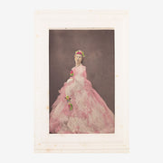 Portrait rétro d'une femme en robe rose et fleurs