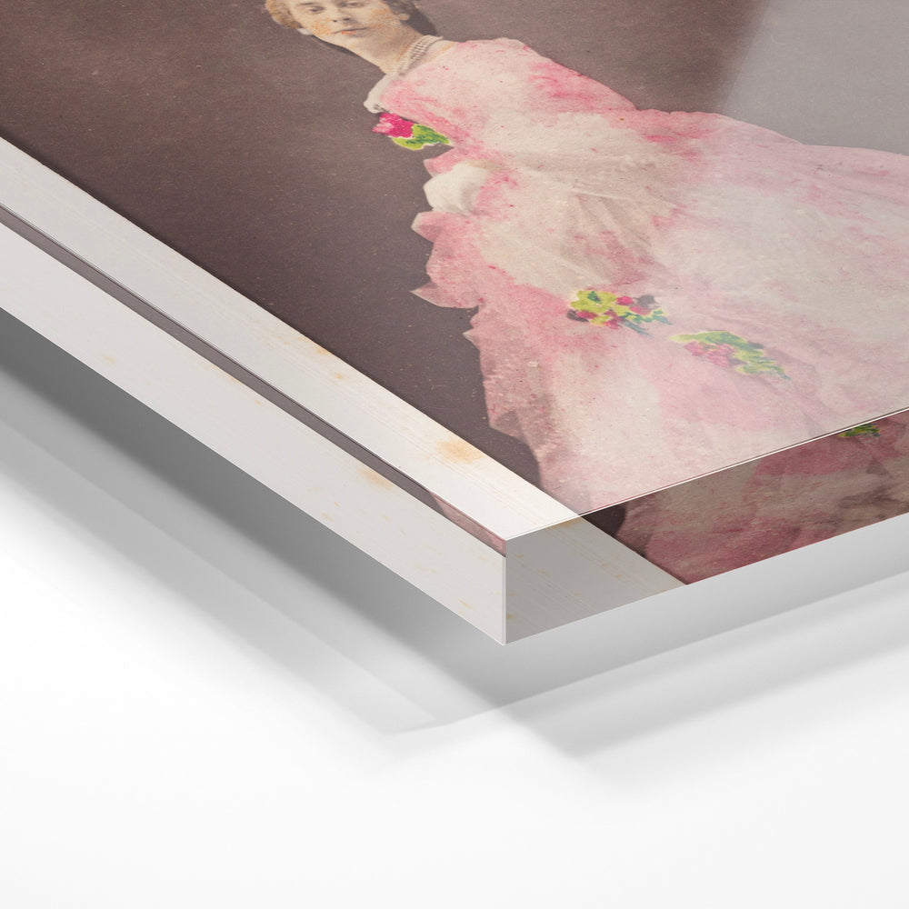 Gros plan de la matière : le tirage sous verre acrylique, tranche transparente visible.