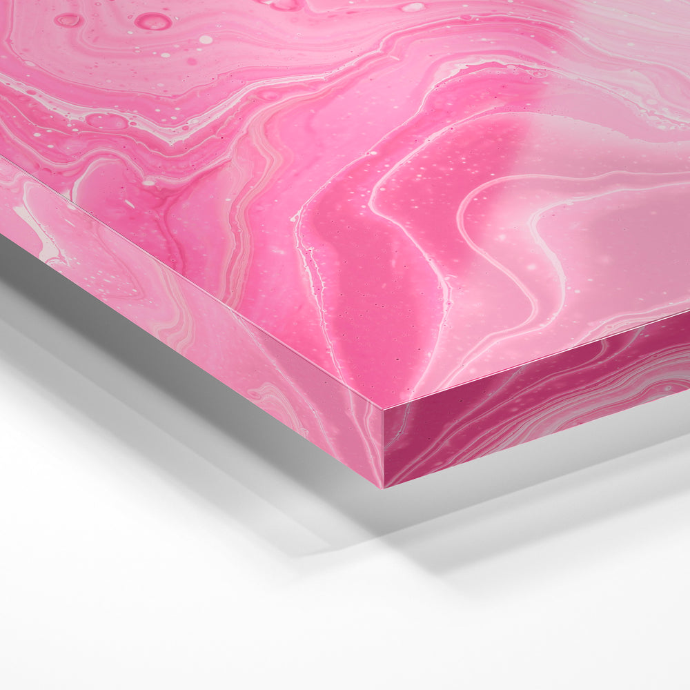 Gros plan de la matière : le tirage sous verre acrylique, tranche transparente visible.
