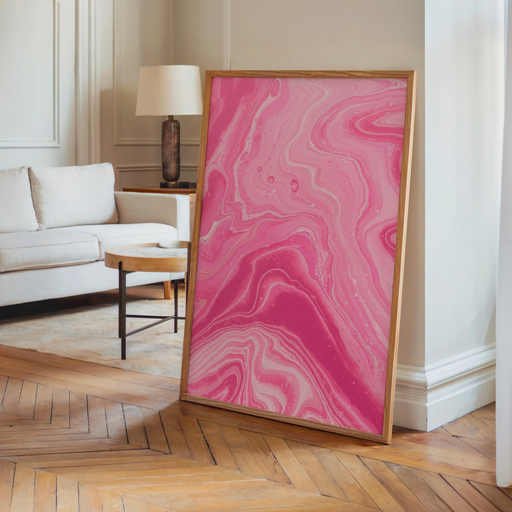 Le tableau accroché en situation dans un intérieur meublé.
