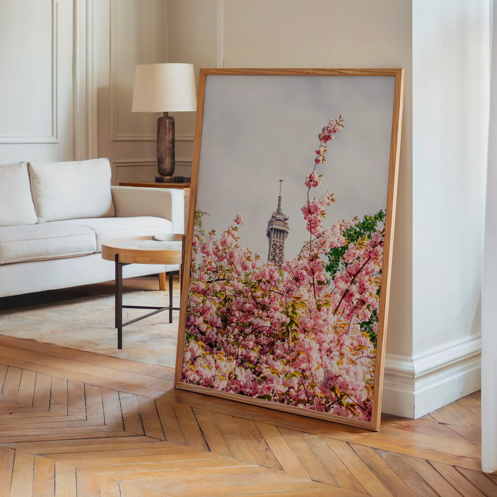 Le tableau accroché en situation dans un intérieur meublé.