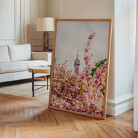 Le tableau accroché en situation dans un intérieur meublé.