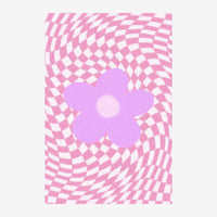 Affiche pop art avec une fleur violet clair au centre sur un fond de damier blanc et rose ondulé.