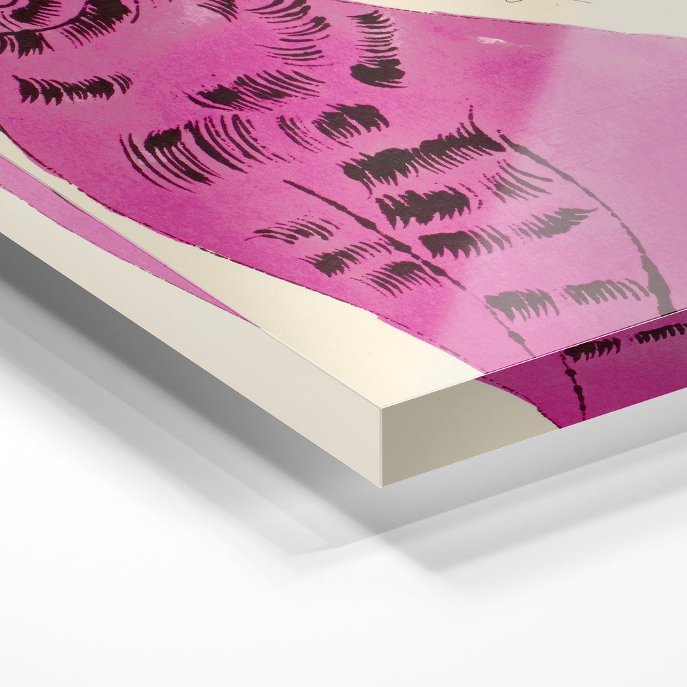Gros plan de la matière : le tirage sous verre acrylique, tranche transparente visible.