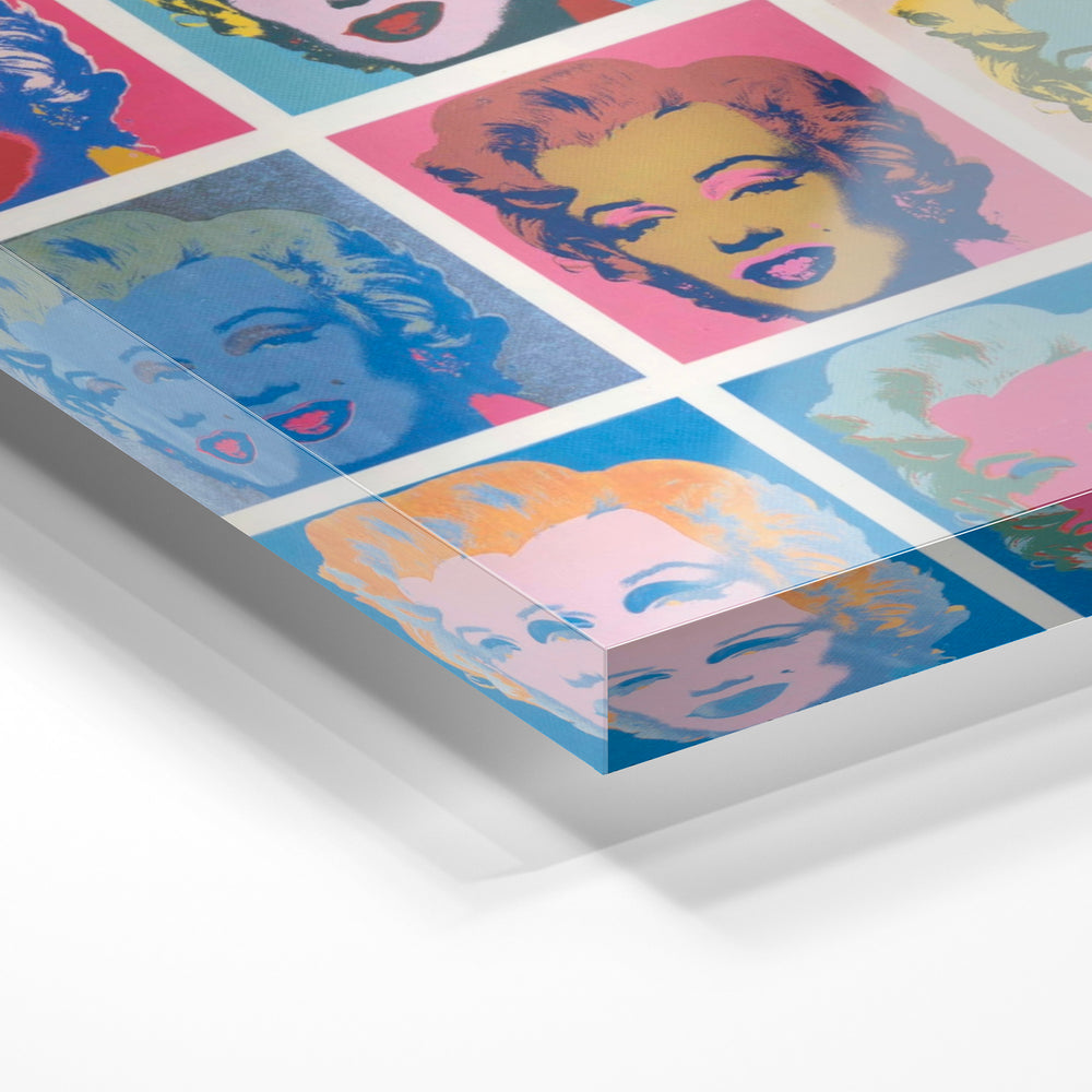 Gros plan de la matière : le tirage sous verre acrylique, tranche transparente visible.