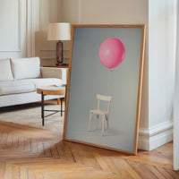 Le tableau accroché en situation dans un intérieur meublé.