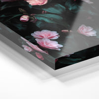 Gros plan de la matière : le tirage sous verre acrylique, tranche transparente visible.