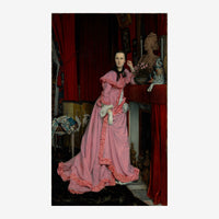 Femme en robe rose avec volants corail se tenant devant un miroir dans une pièce aux murs rouge foncé, près d'une buste.