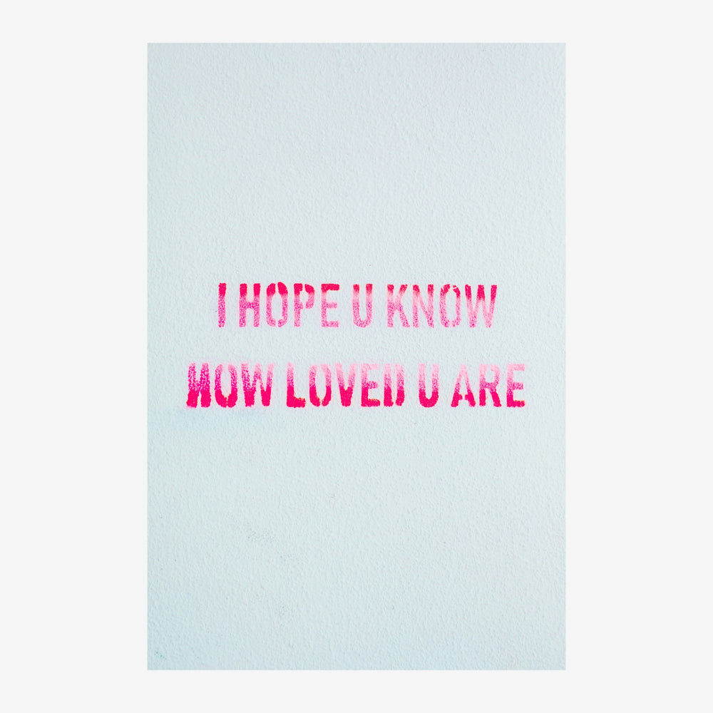 Affiche typographique pop art avec le texte « I Hope U Know How Loved U Are » en lettres roses pixelisées sur fond bleu ciel.