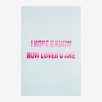 Affiche typographique pop art avec le texte « I Hope U Know How Loved U Are » en lettres roses pixelisées sur fond bleu ciel.