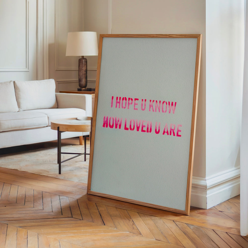 Le tableau accroché en situation dans un intérieur meublé.